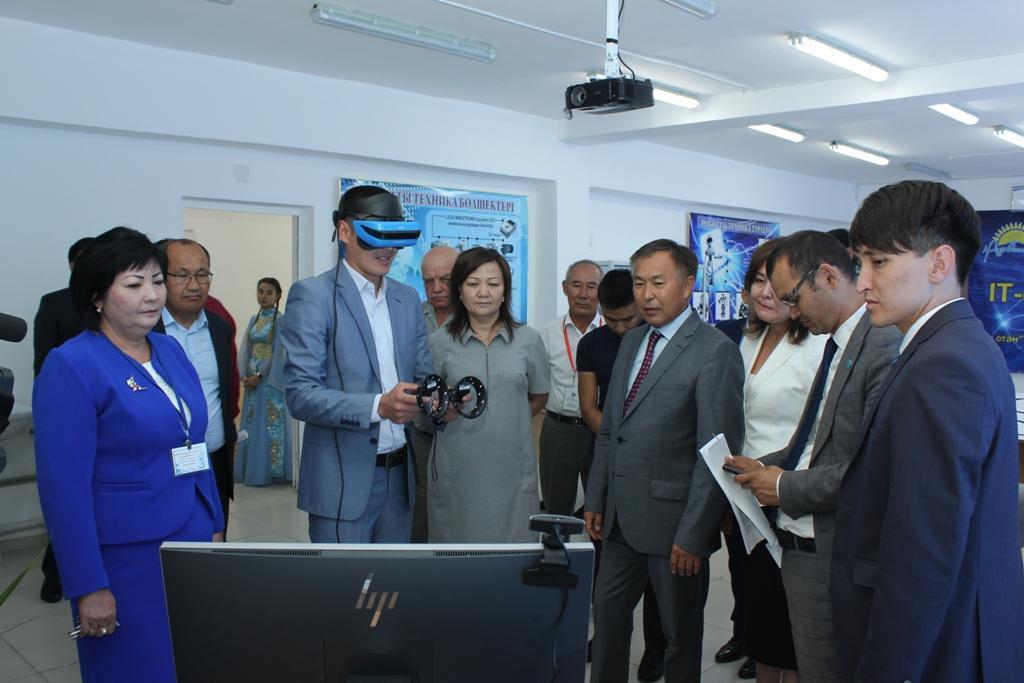 IT сыныбының ашылу салтанаты.