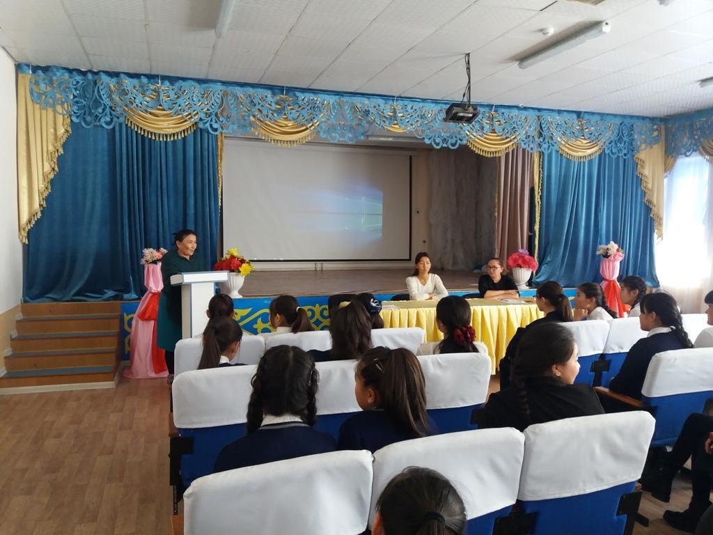 «Қызға  қырық  үйден  тыю»