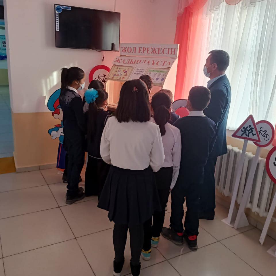 "Абайлаңыз балақай!" тақырыбындағы жолда жүру айлығы