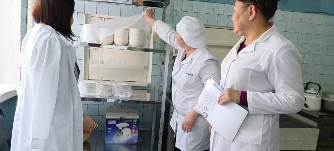 Бракераж комиссиясының   мүшелері мектеп  асханасының   жалпы   санитарлық  жағдайын  тексерді