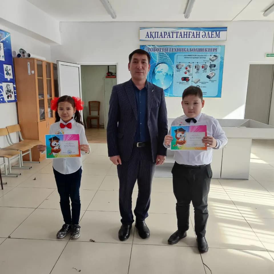 «Жібек жолы» мектеп – лицейінде бастауыш сынып әдістемелік бірлестігінің айлығы аясында, бастауыш сынып мұғалімдері          Жуманияз А. А. және Эльрих И. В.       «Умники и умницы» интеллектуалды ойынын ұйым