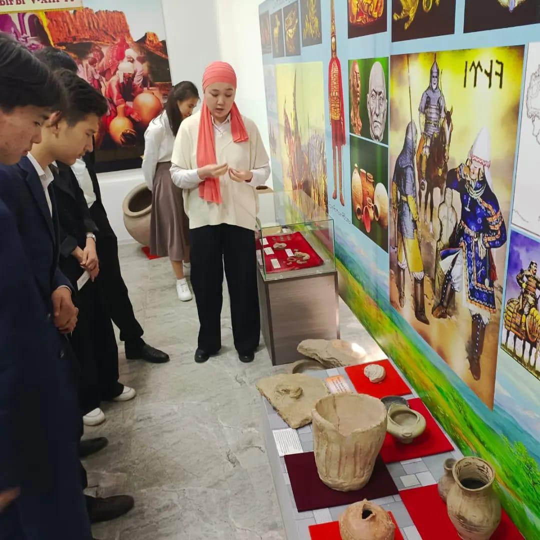 «Жібек жолы мектеп-лицейінде» үйірме айлығының өтуі барысында, сәуір айының 12-сі күні география пәнінің мұғалімі Көкрекбаев А.А ұйымдастыруымен  10 «ә» сынып оқушыларын,  Шу аудандық тарихи-өлкетану мұражайына «Туған өлкем-баға жетпес байлығым» тақы