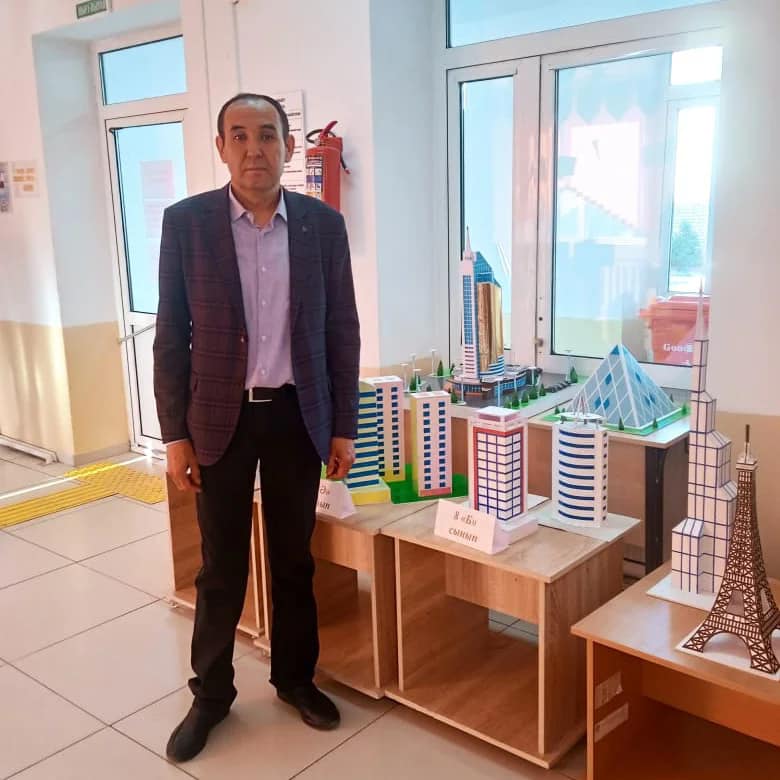 Үйірмелер айлығының аясында "Графика және жобалау" және "Шеберлер қаласы" үйірмелерінің жетекшісі Болат Бодаубекұлының ұйымдастыруымен макеттер көрмесі өтті.