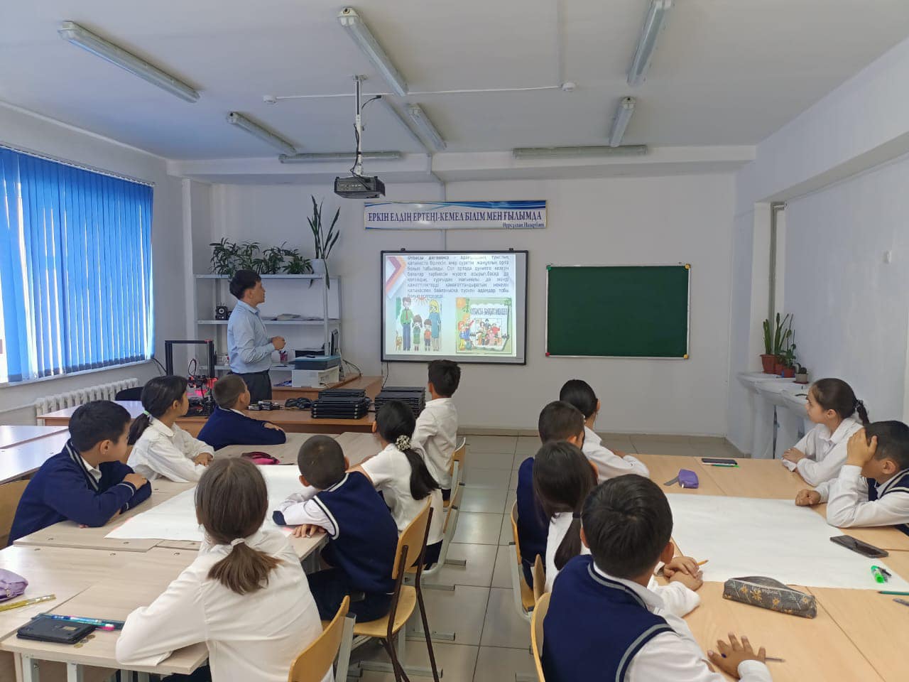 "15 мамыр - отбасы күніне" байланысты 5-6 сыныпар араында "Отбасы-бақыт мекені" тақырыбында сынып сағаттары өткізілді.