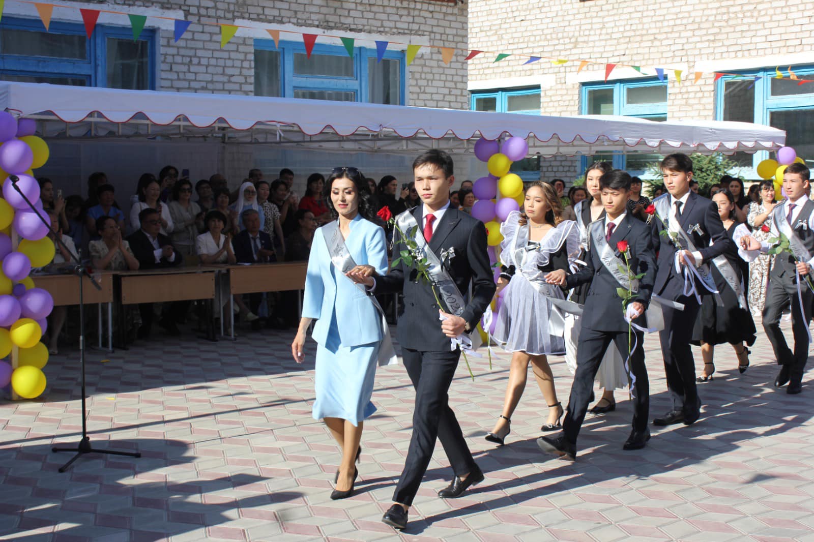 Мектебімізде 1 маусым  - Халықаралық балаларды қорғау күніне арналған "Болашаққа бастар жол" тақырыбында 2022-2023 оқу жылының аяқталуына байланысты соңғы қоңырау салтанатты жиыны өтті.