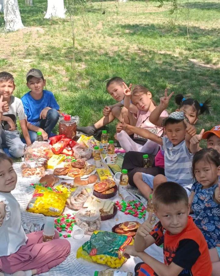 «1-маусым Халықаралық балаларды қорғау күніне" орай Жібек жолы мектеп-лицейінің әлеуметтік педагогы Г.Сатанованың ұйымдастыруымен, бір мезгіл тегін ыстық тамақпен қамтылған, 1-4 сынып аралығындағы балалар саябаққа саяхат жасап қайтты. Аталған іс-шара