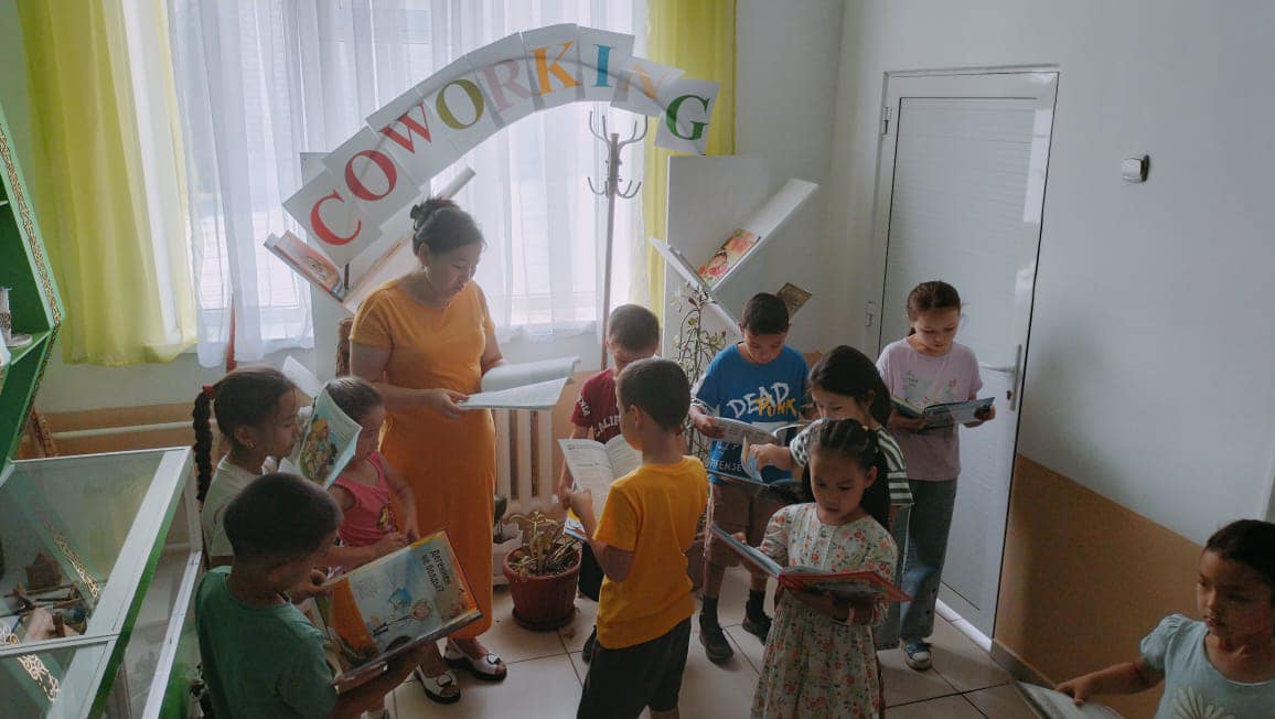 13.06.2023ж жазғы "Болашақ" лагерінің балалары мектебіміздің кітапханасына саяхат жасады. Кітапханашылар балаларға арналған әдебиеттер көрмесін ұйымдастырып, таныстырды.