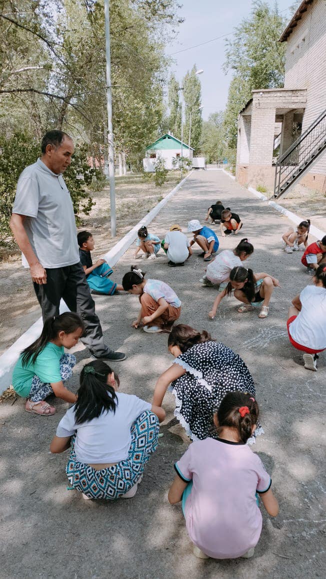 12.06.2023ж. Жібек жолы мектеп-лицейі  "Болашақ" жаздық лагерінде графика үйірме жетекшісі Б.Б.Үркінбаевтың ұйымдастыруымен "Менің қиялымдағы әлем" тақырыбында асфальтқа сурет салу іс-шарасы өтті