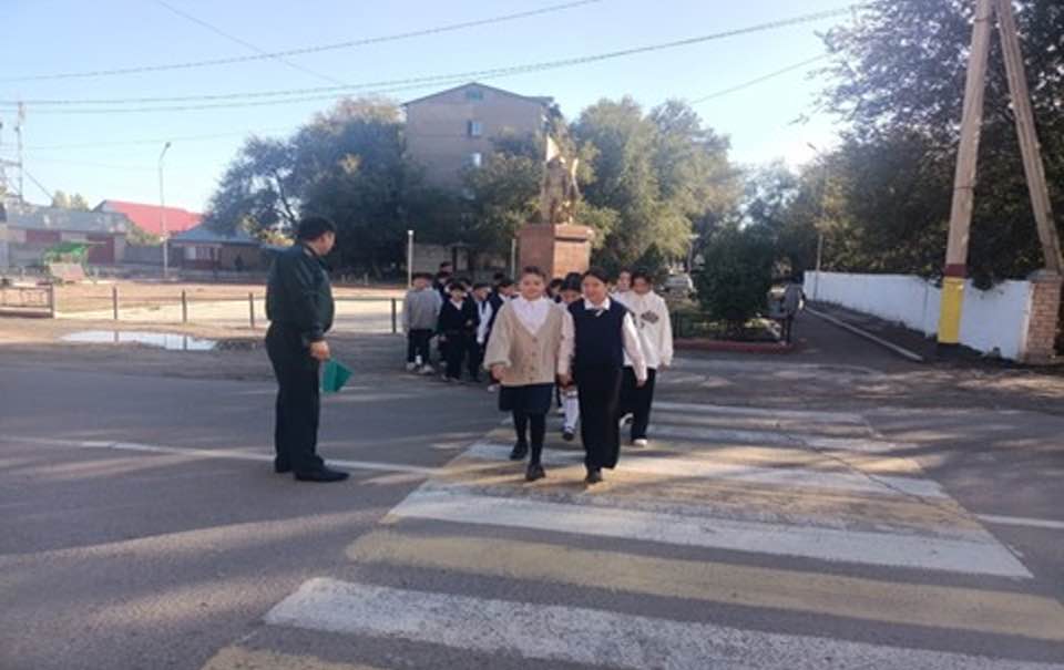 Қазан айының 10 күні жасөспірімдердің жолда жүру қауіпсіздігін қамтамасыз ету мақсатында мектебіміздің АӘД жетекшісі М.Кобегенов және аға тәлімгер А.Жұмаханова жолда жүру ережесі бойынша іс-шара ұйымдастырды.