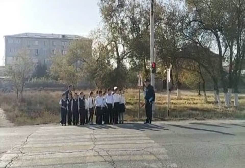 Сонымен қатар қазан   айының 13 күні  Шу АПБ-нің ЖПҚ  ЮПТ полиция лейтенанты М.М. Кусайнов 1-5 сыныптар  арасында  «Жол ережесін білейік, аман-есен жүрейік!» тақырыптарында профилактикалық түсіндірме жұмыстарын жүргізді