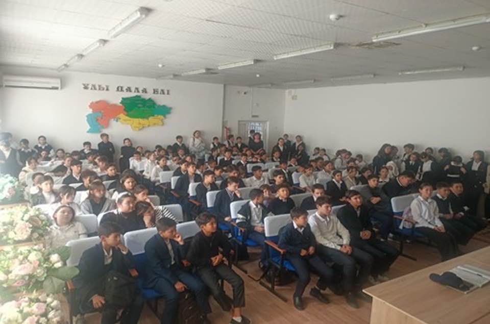 2023  жылдың  қазан  айының 19  күні 7-11 сынып оқушылары арасында «Құқық бұзушылықтың және оларға қарсы қылмыстың   алдын  алу»   тақырыбында жалпы мектеп оқушщыларымен жиналысы өткізілді.