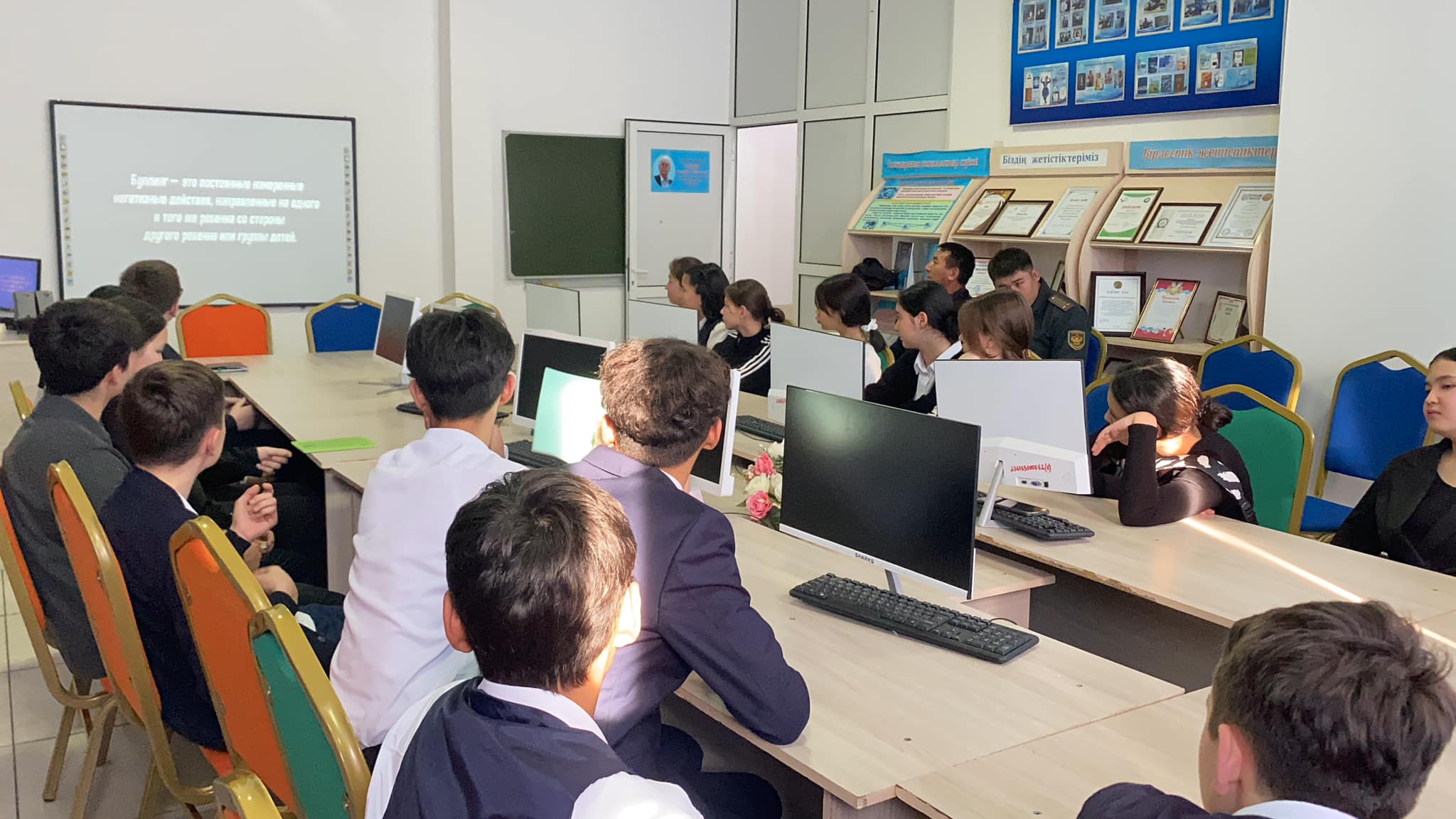 Ағымдағы жылдың қараша айының 20 күні "Дүниежүзілік балаларды қорғау күні: балаларға арналған өмір" атты республикалық онкүндігі барысында "Жібек жолы мектеп-лицейінде" "Бақытты бала-бейбіт елдің тірегі" атты сынып сағаттары өткізілді.